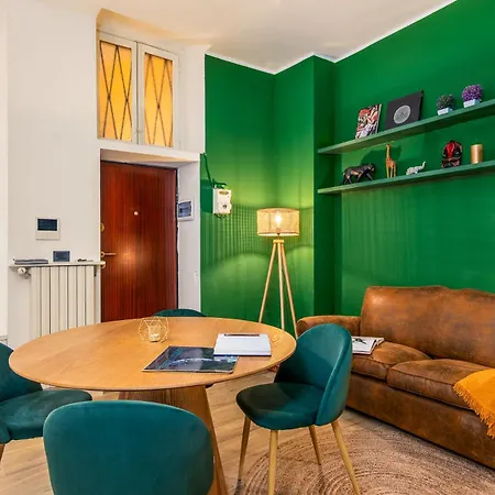 Elegant And Stylish Design In Brera Near The Metro アパート ミラノ