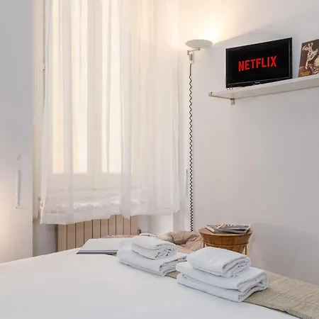 Elegant And Stylish Design In Brera Near The Metro Apartment Milan
